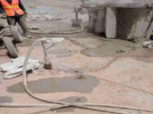 疏附水泥混凝土路面板底注浆技术 路面脱空注浆整治方案