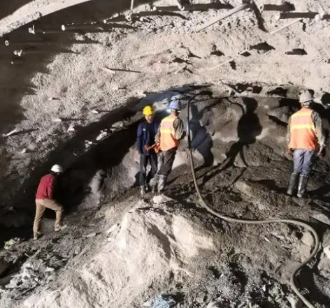 疏附隧道拱顶带模注浆料，微膨胀注浆料的特点及施工工艺